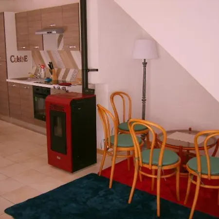 Appartement Maison Dans Cite De Caractere Agreable. *